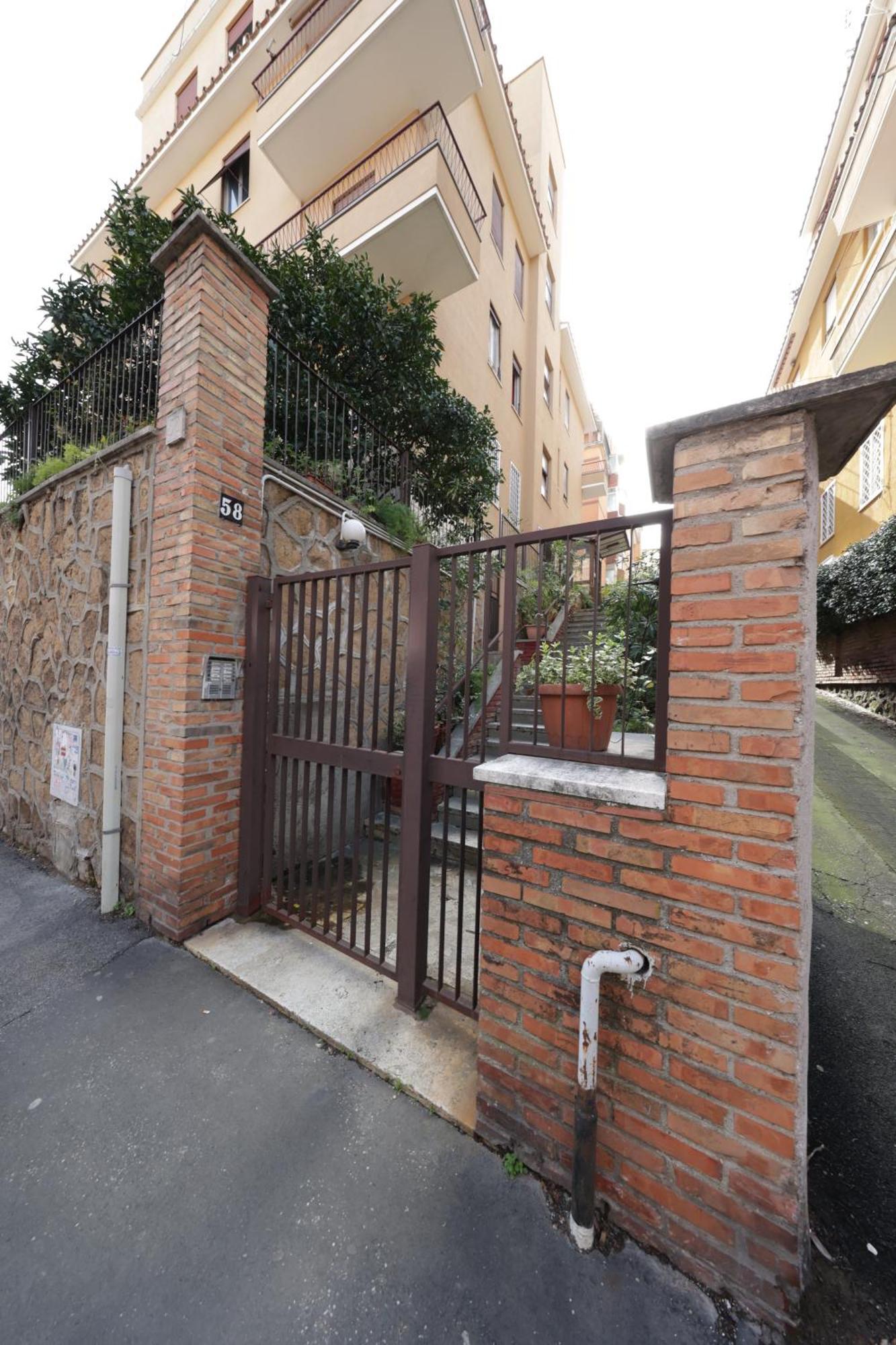 San Pietro City Center Close To The Subway Rome Exterior photo
